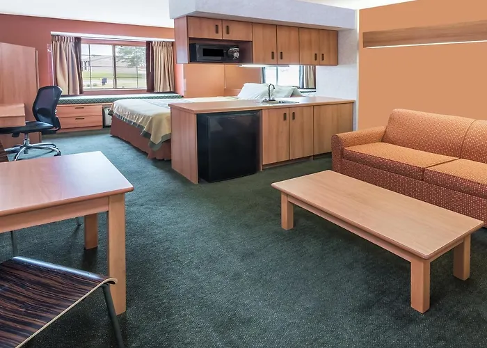 Super 8 By Wyndham West