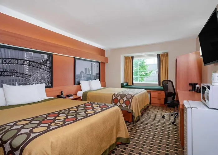 Super 8 By Wyndham West Hotel 2*