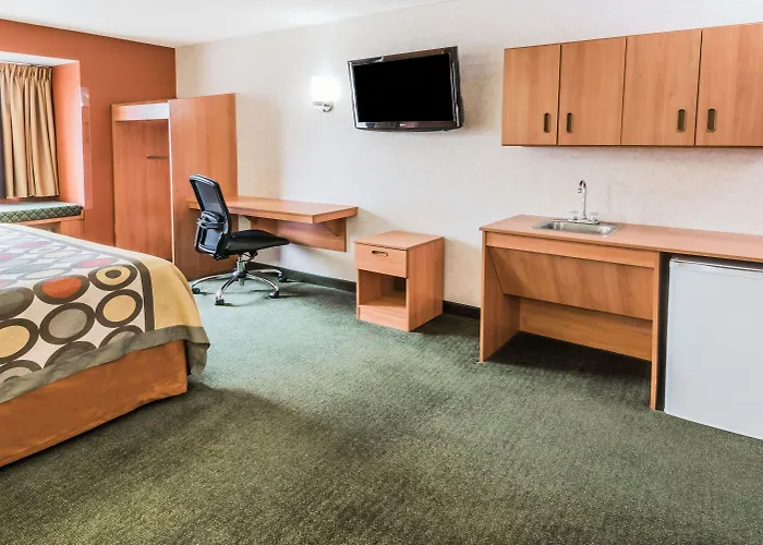 Super 8 By Wyndham West