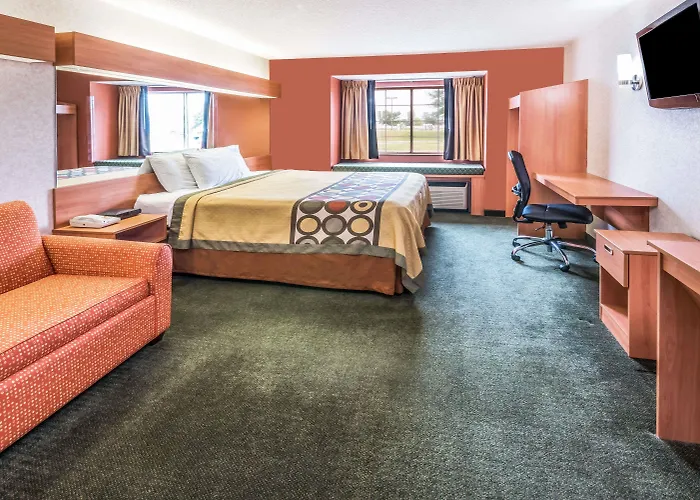 Super 8 By Wyndham West Hotel