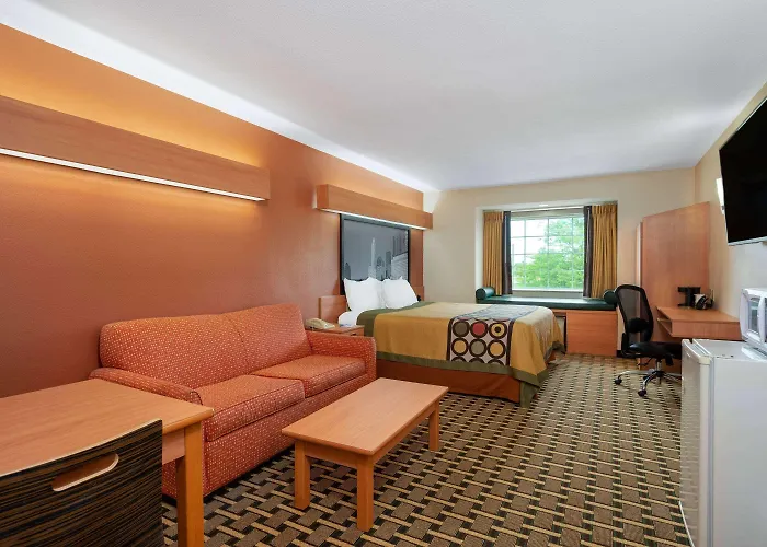 Super 8 By Wyndham West