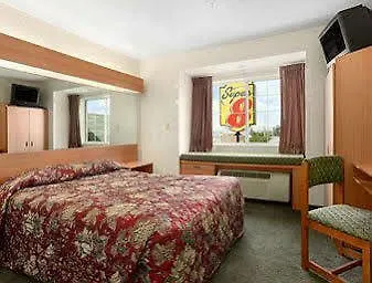 Hotel Super 8 By Wyndham West